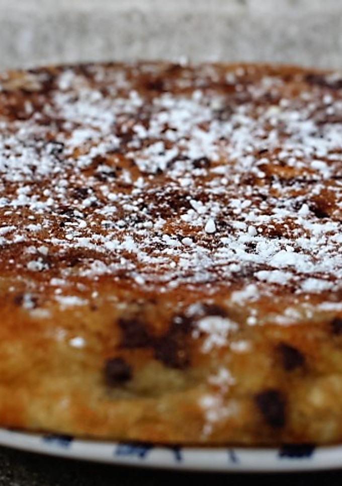 Una foto de Delicioso pastel de peras, plátanos y chocolate sin horno