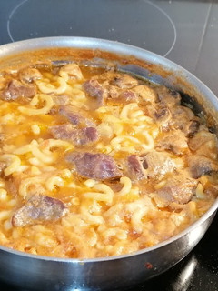 Una foto de Fideuá melosa de carrilleras y champiñón
