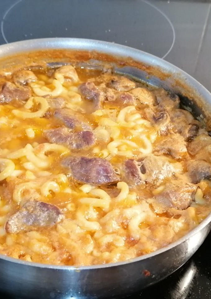 Una foto de Fideuá melosa de carrilleras y champiñón