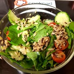 My Spinach, Cucumber Salad & wholegrain rice + Quinoa 😻 A picture of My Spinach, Cucumber Salad & wholegrain rice + Quinoa 😻.