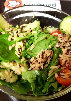 A picture of My Spinach, Cucumber Salad & wholegrain rice + Quinoa 😻.
