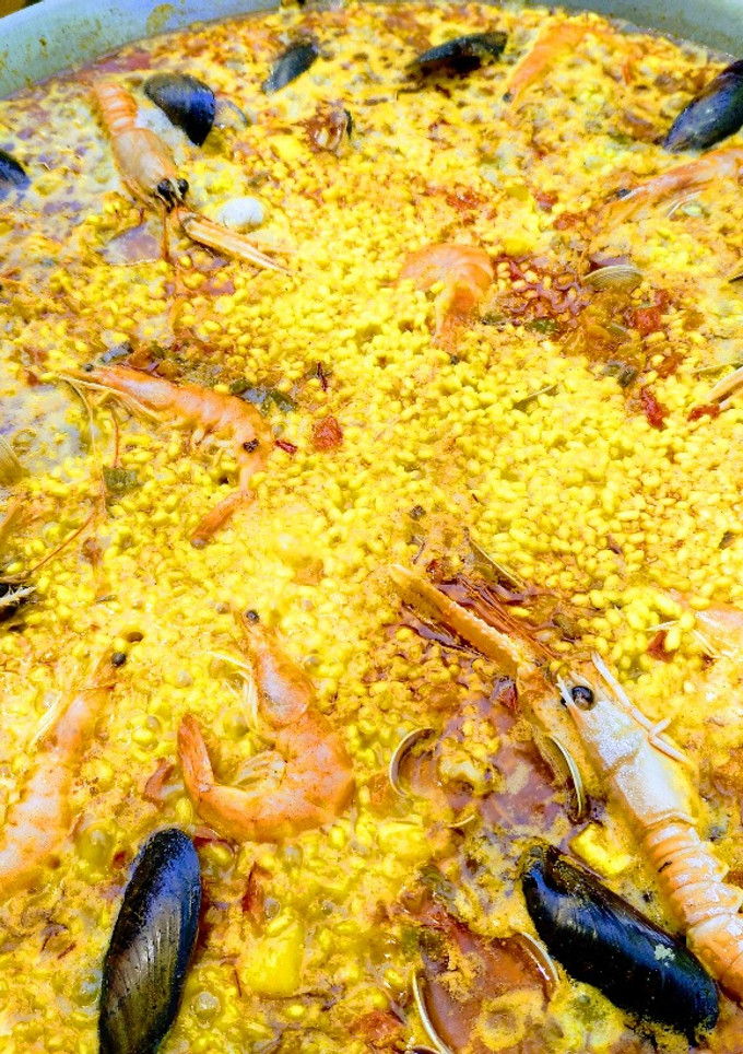 Una foto de Paella de marisco
