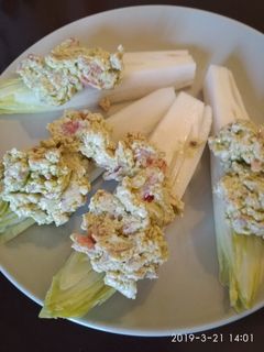 Una foto de Endivias con queso batido de albahaca