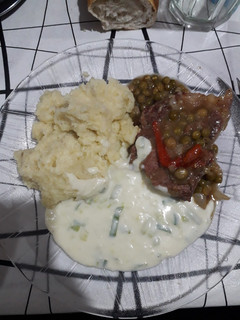 Una foto de Bondiola con colchón de verdura, salsa de verdeo y puré de papas