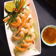 A picture of Vietnamese summer rolls.