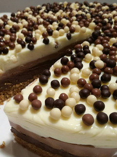 Una foto de Tarta de tres chocolates