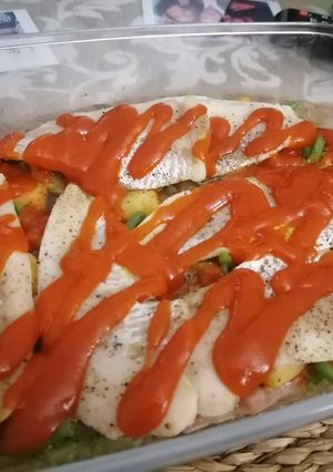 Una foto de Merluza al horno con verduras para 2