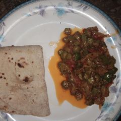 A picture of Masala bhindi with chapati.