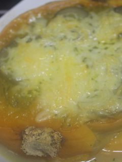 Una foto de Calabaza rellena de gambas con pepinillos en vinagre