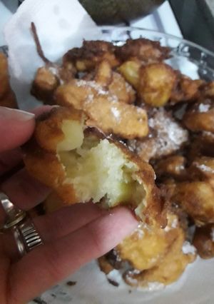 Una foto de Buñuelos de manzana (opcional: acaramelados)