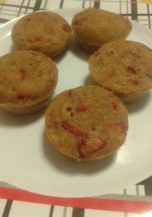 Una foto de Cupcakes integrales de frutilla 