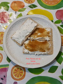 Una foto de Requesón casero de flores con miel sobre tostadas de pan de flor