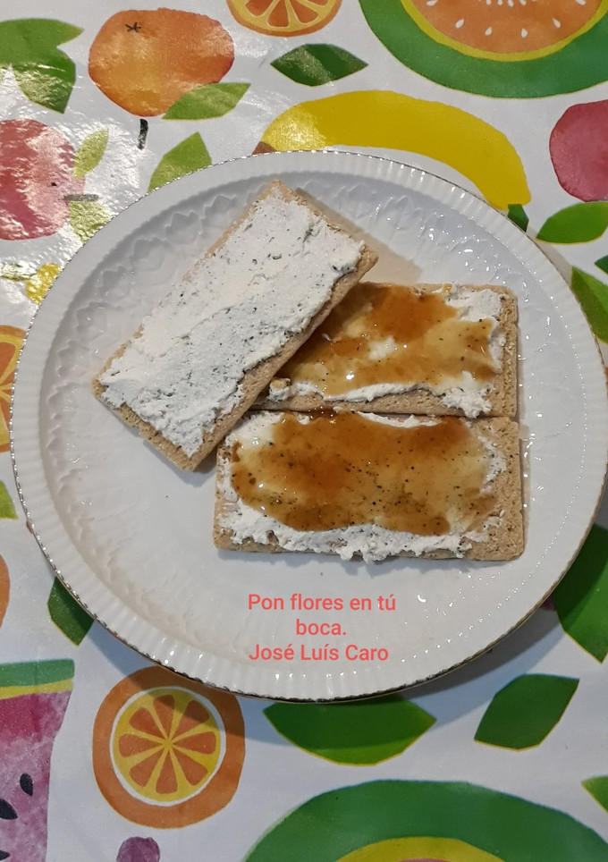Una foto de Requesón casero de flores con miel sobre tostadas de pan de flor