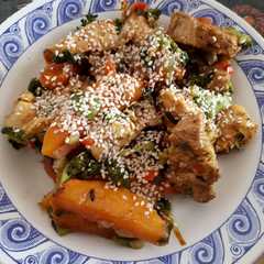 Una foto de Ensalada de pollo y verduras