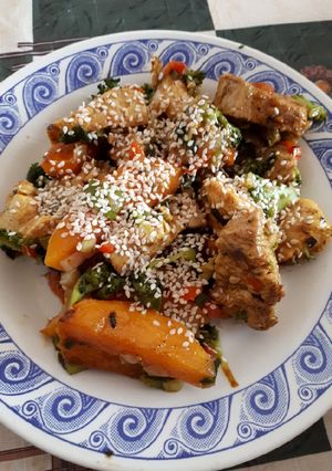 Una foto de Ensalada de pollo y verduras