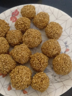 તલના લાડુ(Tal ladoo Recipe in Gujarati) રેસીપી મુખ્ય ફોટો