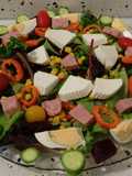 Ensalada de brotes con fiambre