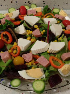 Una foto de Ensalada de brotes con fiambre