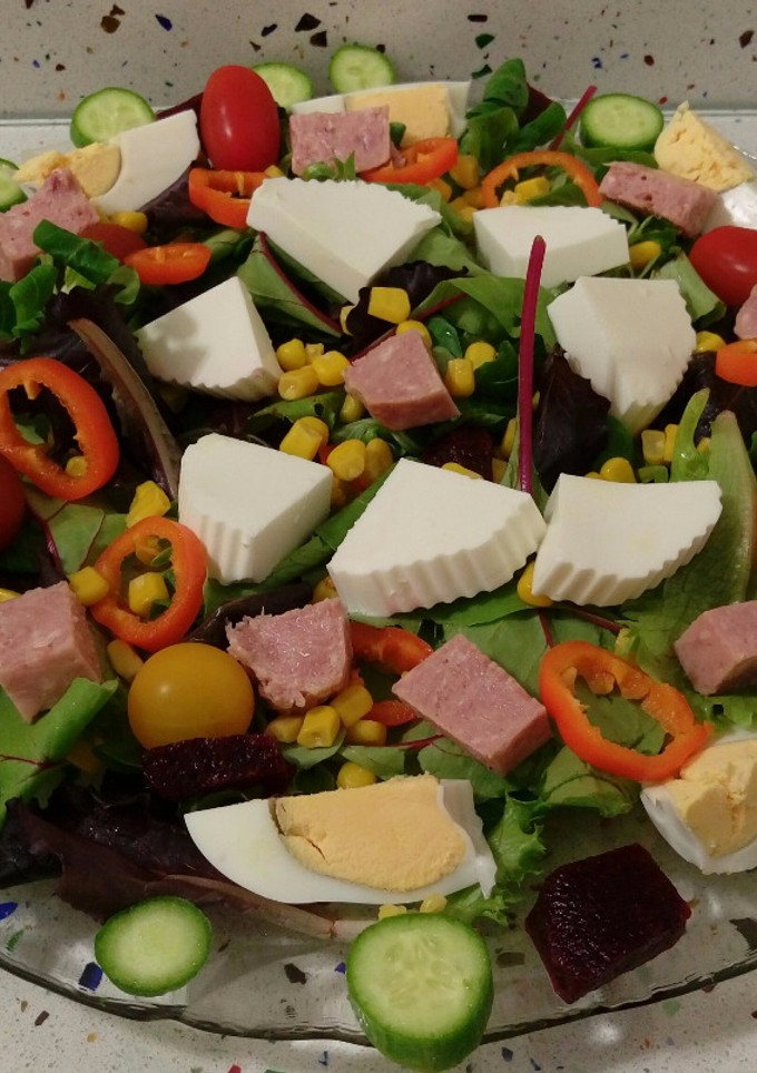 Una foto de Ensalada de brotes con fiambre