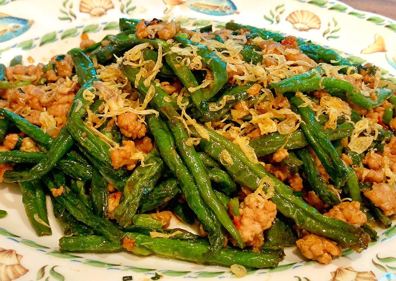 Garlic pork with fried green bean