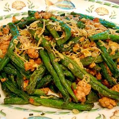 A picture of Garlic pork with fried green bean.