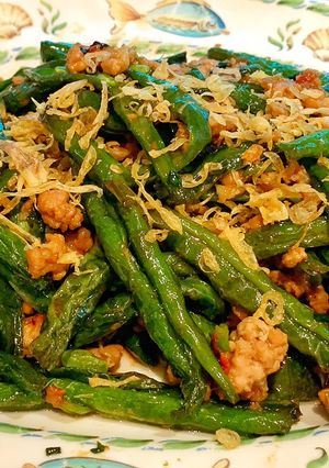 A picture of Garlic pork with fried green bean.