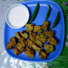 A picture of Spinach pakoras with apple honey dip.
