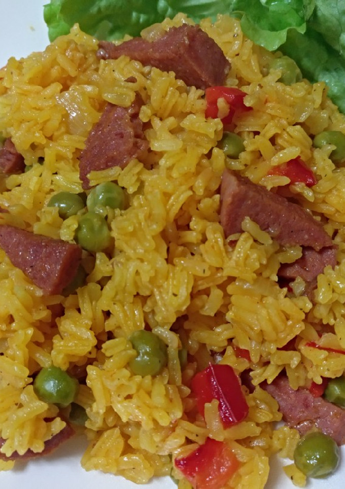 Una foto de Arroz con salami