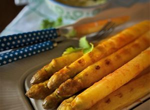 Une photo de Asperges marinées à la harissa, sauce yaourt et herbes fraîches