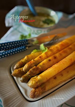 Une photo de Asperges marinées à la harissa, sauce yaourt et herbes fraîches