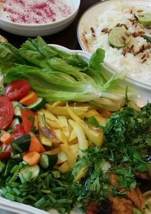 صورة لوصفة دجاج مشوي وبطاطس ورز بالصنوبر