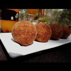 A picture of Mashed Potatoes Balls.