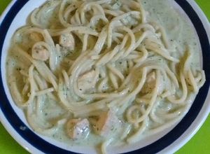 Una foto de Espagueti con pollo😘😘