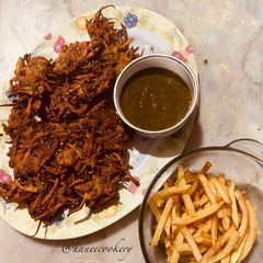 A picture of Potato and onion Pakora ❦.
