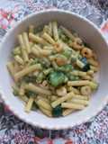 Pasta,gamberetti,zucchine e piselli(kcal 665 a porzione)