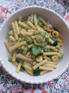 Foto di Pasta,gamberetti,zucchine e piselli(kcal 665 a porzione)