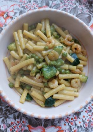 Foto di Pasta,gamberetti,zucchine e piselli(kcal 665 a porzione)