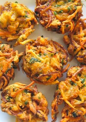 A picture of Aloo Pyaz Pakoray.