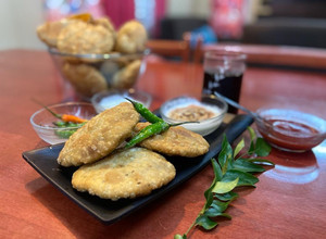 A picture of Rajasthani aloo pyaaz kachori.