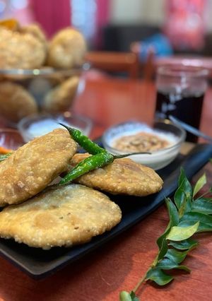 A picture of Rajasthani aloo pyaaz kachori.