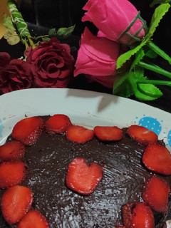 स्ट्रॉबेरी चाॅकलेट केक (strawberry chocolate cake recipe in Hindi) रेसिपी मुख्य फोटो