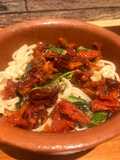 Fideos con albahaca y tomates secos