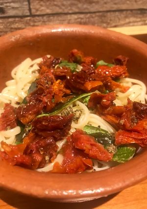 Una foto de Fideos con albahaca y tomates secos