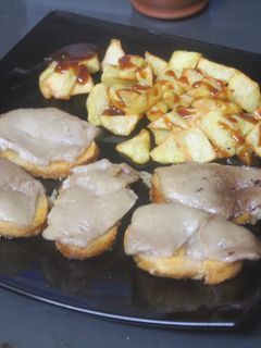 Una foto de Tostadas con manitas de cerdo