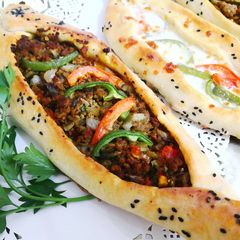 A picture of Turkish pide.