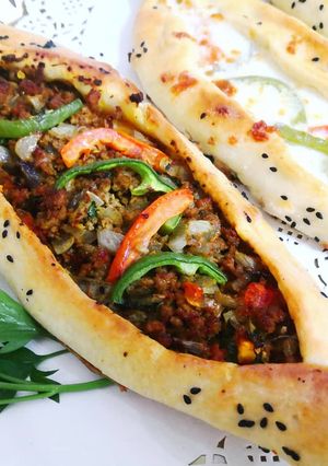 A picture of Turkish pide.