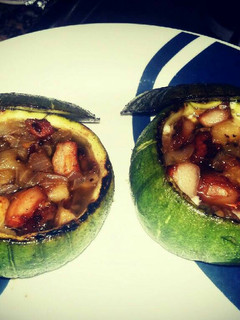 Una foto de Calabacín redondo relleno de verdura y bacon