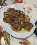 Tomates con anchoas, aceite, vinagre y sal