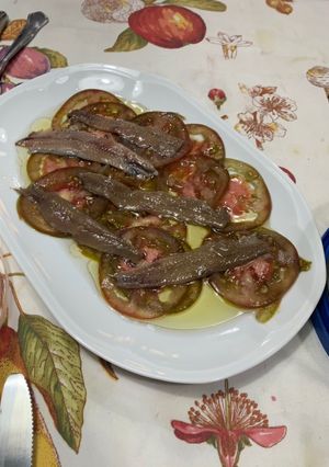 Foto principal de Tomates con anchoas, aceite, vinagre y sal