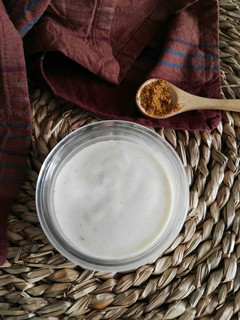 Una foto de Salsa de yogur al curry